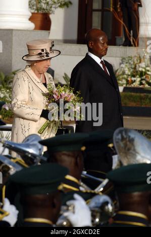 Königin Elizabeth II wird bei ihrer Ankunft im State House, Entebbe in Uganda, von Präsident Yoweri Museveni begrüßt. Die Königin wird am Freitag das Treffen der Regierungschefs des Commonwealth eröffnen. CHOGM wird von über 5000 Delegierten, dem Prince of Wales und der Herzogin von Cornwall sowie dem britischen Premierminister Gordon Brown besucht. Stockfoto