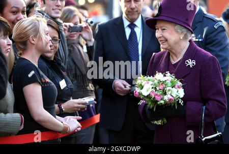 Queen Elizabeth II trifft die Öffentlichkeit bei einem Spaziergang in Milton Keynes. Stockfoto