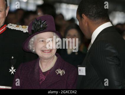 Queen Elizabeth II trifft den Manager von MK Dons und ehemaligen englischen Fußballspieler Paul Ince während eines Besuchs im MK Stadium in Milton Keynes. Stockfoto