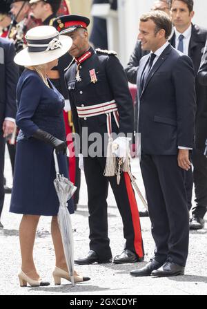 Der französische Präsident Emmanuel Macron trifft Camilla, Herzogin von Cornwall, während einer Zeremonie in Carlton Gardens. Der französische Präsident besucht London am 18. Juni 2020, um des 80. Jahrestages der BBC-Sendung von Charles de Gaulle im besetzten Frankreich nach der Nazi-Invasion im Jahr 1940 "Appel" zu gedenken. Stockfoto