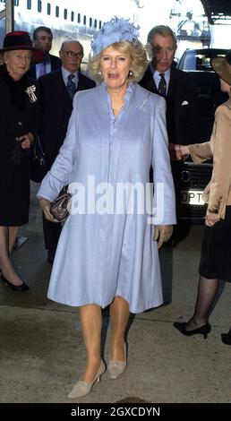 Camilla, Herzogin von Cornwall, kommt am 10. Dezember 2007 zu einem Besuch beim Cunard-Linienschiff Queen Victoria in Southampton an. Die Herzogin benannte das Schiff offiziell und traf Freiwillige und Jugendliche während eines Empfangs an Bord des Schiffes. Stockfoto