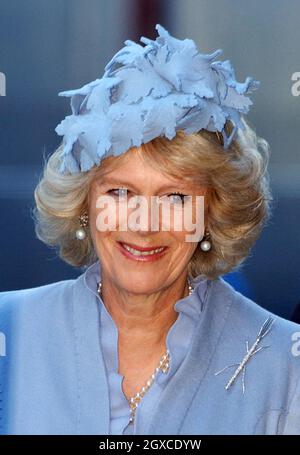 Camilla, Herzogin von Cornwall, kommt am 10. Dezember 2007 zu einem Besuch beim Cunard-Linienschiff Queen Victoria in Southampton an. Die Herzogin benannte das Schiff offiziell und traf Freiwillige und Jugendliche während eines Empfangs an Bord des Schiffes. Stockfoto