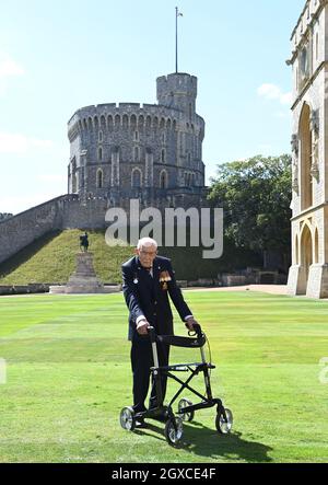 Königin Elizabeth II. (Mit dem Schwert, das ihrem Vater, König George VI., gehörte) verleiht dem 100-jährigen Kapitän Sir Thomas Moore die Ehre der Ritterschaft, bevor er ihm am 17. Juli 2020 bei einer Investiturfeier im Schloss Windsor die Insignien des Knight Bachelor überreicht. Captain Tom Moore hat während der Coronavirus-Pandemie über £32 Millionen für den NHS gesammelt. Stockfoto