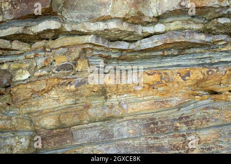 Die Dinosaur Coast zwischen Scarborough und Whitby wird von marinen Ablagerungen sedimentärer Sandsteine dominiert. Stockfoto