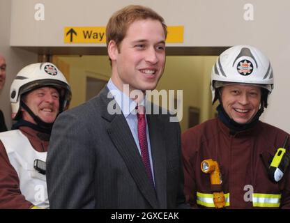 Prinz William trifft Feuerwehrleute, die am 04. Januar 2008 im Royal Marshden Hospital in London gegen den Brand vorgegangen sind. Der Prinz, der Präsident des Krankenhauses ist, sprach auch mit Krebspatienten, die nach dem Brand am Mittwoch ins Royal Brompton Hospital in Chelsea im Südwesten Londons verlegt wurden. Mehr als 150 Patienten und etwa 200 Mitarbeiter wurden aus dem Royal Marshden evakuiert, nachdem ein Großbrand in den oberen Stockwerken und auf dem Dach ausging. Stockfoto