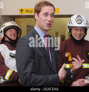 Prinz William trifft Feuerwehrleute, die am 04. Januar 2008 im Royal Marshden Hospital in London gegen den Brand vorgegangen sind. Der Prinz, der Präsident des Krankenhauses ist, sprach auch mit Krebspatienten, die nach dem Brand am Mittwoch ins Royal Brompton Hospital in Chelsea im Südwesten Londons verlegt wurden. Mehr als 150 Patienten und etwa 200 Mitarbeiter wurden aus dem Royal Marshden evakuiert, nachdem ein Großbrand in den oberen Stockwerken und auf dem Dach ausging. Stockfoto