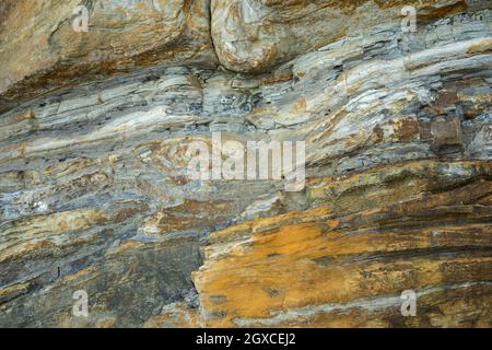 Die Dinosaur Coast zwischen Scarborough und Whitby wird von marinen Ablagerungen sedimentärer Sandsteine dominiert. Stockfoto