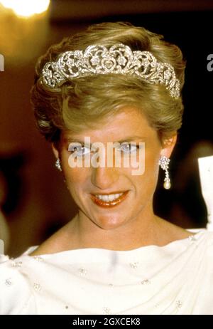 Diana, Prinzessin von Wales, trägt eine Tiara bei einem Besuch in Bahrain im November 1986 Stockfoto