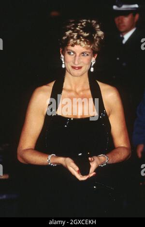 Diana, Prinzessin von Wales, trägt ein schwarzes Abendkleid bei einer Wohltätigkeitsveranstaltung in Versailles, Frankreich, um 1994 Stockfoto