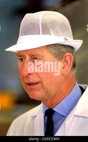 Prinz Charles, Prinz von Wales, trägt einen weißen Hut und Mantel, als er die Küchen des Royal Brompton Hospital in West London besucht. Stockfoto