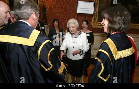 Queen Elizabeth II. Spricht mit Studenten der Oxford Brookes University im Buckingham Palace, nachdem sie die Queen's Anniversary Prizes for Higher and Further Education überreichen hatte. Stockfoto