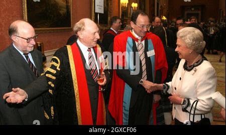 Königin Elizabeth II. Trifft Lord Kinnock (Mitte), nachdem sie die Jubiläumspreise der Königin für höhere Bildung und Weiterbildung überreichen hat. Stockfoto