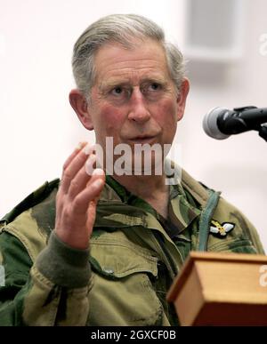 Prinz Charles, Prinz von Wales, hält eine Rede während eines Besuchs beim 2. Bataillon Fallschirmregiment Familientag an der University of Essex in Colchester. Der Prinz von Wales, der Oberst des Regiments ist, hat vor ihrer Entsendung nach Afghanistan einen Besuch abstatten müssen. Stockfoto