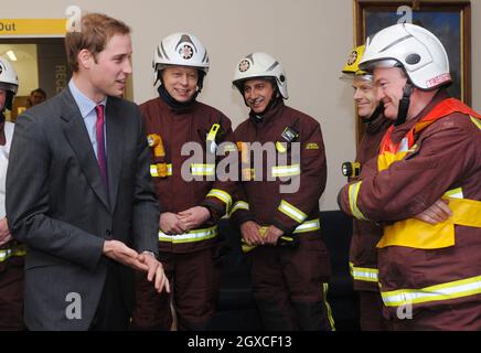 Prinz William trifft Feuerwehrleute, die am 04. Januar 2008 im Royal Marshden Hospital in London gegen den Brand vorgegangen sind. Der Prinz, der Präsident des Krankenhauses ist, sprach auch mit Krebspatienten, die nach dem Brand am Mittwoch ins Royal Brompton Hospital in Chelsea im Südwesten Londons verlegt wurden. Mehr als 150 Patienten und etwa 200 Mitarbeiter wurden aus dem Royal Marshden evakuiert, nachdem ein Großbrand in den oberen Stockwerken und auf dem Dach ausging. Stockfoto