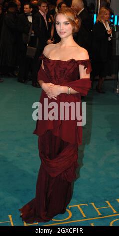 Natalie Portman kommt bei der Royal Film Premiere von „The Other Boleyn Girl“ im Odeon, Leicester Square in London an. Stockfoto