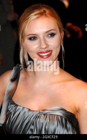 Scarlett Johansson kommt bei der Royal Film Premiere von „The Other Boleyn Girl“ im Odeon, Leicester Square in London an. Stockfoto