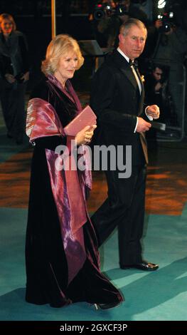 Camilla, Herzogin von Cornwall und Prinz Charles, Prinz von Wales, kommen zur Royal Film Premiere von 'The Other Boleyn Girl' am Odeon, Leicester Square in London. Stockfoto