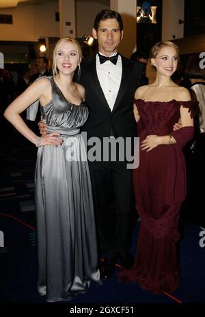 Scarlett Johansson (links), Eric Bana und Natalie Portman nehmen an der königlichen Premiere von „The Other Boleyn Girl“ Teil, die auf dem Odeon Leicester Square in London zugunsten des Wohlwollenden Fonds für Kino und Fernsehen stattfand. Stockfoto