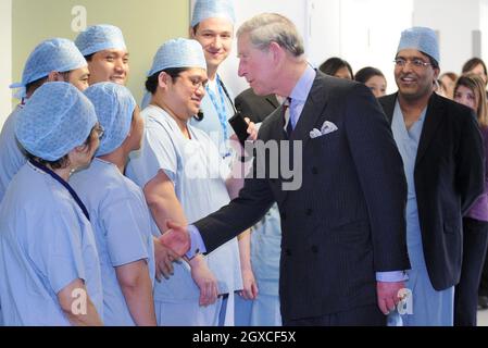 Prinz Charles, Prinz von Wales, trifft auf chirurgisches Personal, als er das neue Central Middlesex Hospital in London eröffnet. Stockfoto