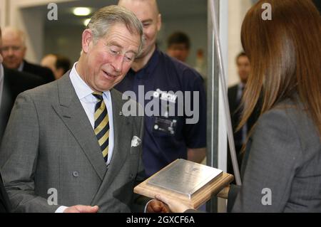 Prinz Charles, Prinz von Wales, erhält eine Gedenktafel, nachdem er einen Business in the Community Workshop im Lancashire Digital Technology Center in Burnley eröffnet hat. Stockfoto