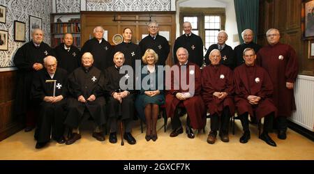 Camilla, Herzogin von Cornwall, posiert für ein Gruppenfoto mit den Brüdern während eines Besuchs im Hospital of St Cross und im Almshouse of Noble Poverty in Winchester. Stockfoto