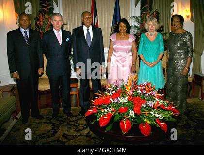 Prinz Charles, der Prinz von Wales, der Premierminister von Trinidad und Tobago, Patrick Manning, seine Frau Hazel Manning und Camilla, Herzogin von Cornwall posieren für ein Foto in der Residenz des Präsidenten am zweiten Tag einer dreitägigen Tour durch Trinidad und Tobago in der Nähe von Port of Spain, Trinidad. Stockfoto