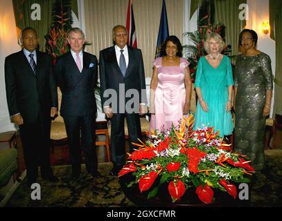 Prinz Charles, der Prinz von Wales, der Premierminister von Trinidad und Tobago, Patrick Manning, seine Frau Hazel Manning und Camilla, Herzogin von Cornwall posieren für ein Foto in der Residenz des Präsidenten am zweiten Tag einer dreitägigen Tour durch Trinidad und Tobago in der Nähe von Port of Spain, Trinidad. Stockfoto