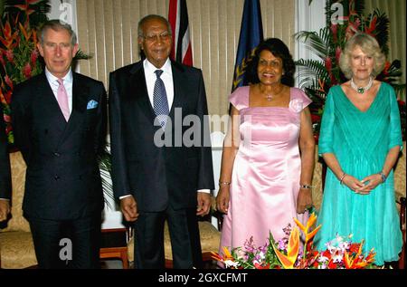 Prinz Charles, der Prinz von Wales, der Premierminister von Trinidad und Tobago, Patrick Manning, seine Frau Hazel Manning und Camilla, Herzogin von Cornwall posieren für ein Foto in der Residenz des Präsidenten am zweiten Tag einer dreitägigen Tour durch Trinidad und Tobago in der Nähe von Port of Spain, Trinidad. Stockfoto