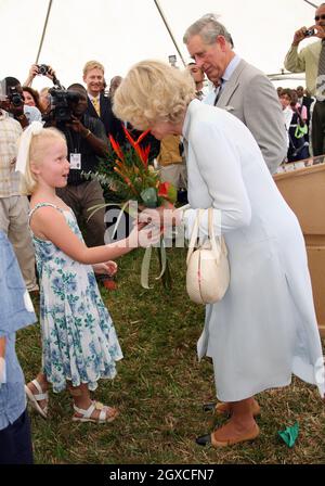 Camilla, Herzogin von Cornwall erhält von einem Kind einen Blumenstrauß während eines Besuchs im Tobago Marine Research Center Stockfoto