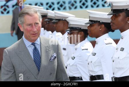 Prinz Charles, Prinz von Wales, inspiziert eine Ehrenwache, als er am 7. März 2008 in Soufriere, St. Lucia, eintrifft. Stockfoto