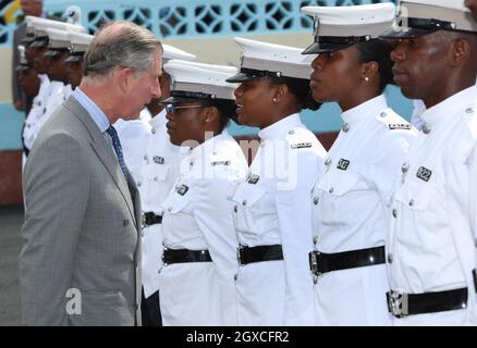 Prinz Charles, Prinz von Wales, inspiziert eine Ehrenwache, als er am 7. März 2008 in Soufriere, St. Lucia, eintrifft. Stockfoto