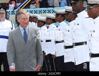 Camilla, Herzogin von Cornwall, schützt sich vor dem Regen unter einem Regenschirm, als sie am 7. März 2008 in Soufriere, St. Lucia, eintrifft. Stockfoto