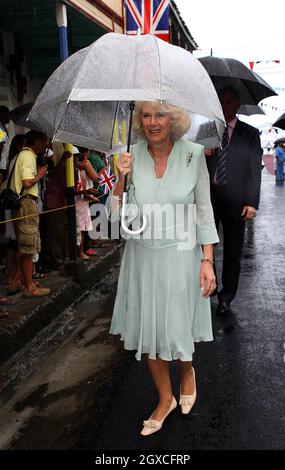 Camilla, Herzogin von Cornwall, schützt sich vor dem Regen unter einem Regenschirm, als sie am 7. März 2008 in Soufriere, St. Lucia, eintrifft. Stockfoto