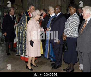 Königin Elizabeth ll trifft den Präsidenten von Uganda, Yoweri Kaguta Museveni, und Lady Museveni zu einem Gottesdienst zum Commonwealth Day in der Westminster Abbey in London. Stockfoto