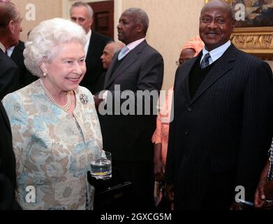 Königin Elizabeth ll trifft den Präsidenten von Uganda, Yoweri Kaguta Museveni, bei einem Empfang am Commonwealth Day im Marlborough House in London. Stockfoto