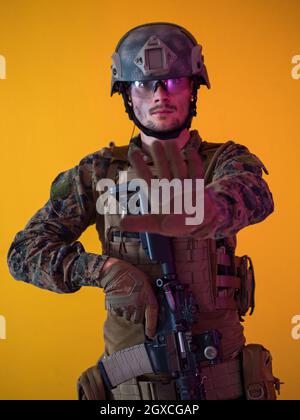 Modern Warfare amerikanischen Marines Soldat mit stoppschild oder keine Weitergabe mit offener Handfläche Stockfoto