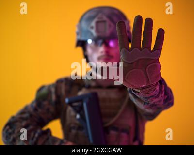 Modern Warfare amerikanischen Marines Soldat mit stoppschild oder keine Weitergabe mit offener Handfläche Stockfoto