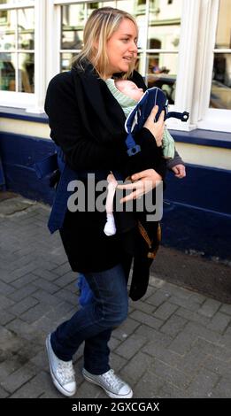 Laura Lopes und ihre kleine Tochter nehmen an der Eröffnung des neuen Highgrove-Ladens in Tetbury durch Prinz Charles, den Prinzen von Wales und Camilla, die Herzogin von Cornwall, Teil. Alle Gewinne aus dem Laden werden in die Prince's Charities Foundation geleitet. Stockfoto