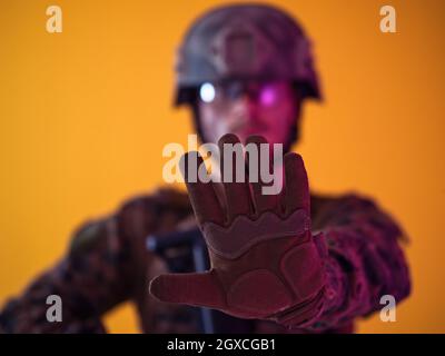 Modern Warfare amerikanischen Marines Soldat mit stoppschild oder keine Weitergabe mit offener Handfläche Stockfoto