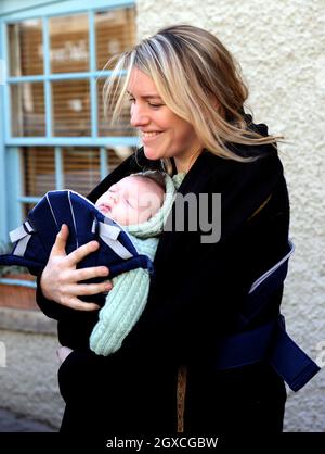 Laura Lopes und ihre kleine Tochter nehmen an der Eröffnung des neuen Highgrove-Ladens in Tetbury durch Prinz Charles, den Prinzen von Wales und Camilla, die Herzogin von Cornwall, Teil. Alle Gewinne aus dem Laden werden in die Prince's Charities Foundation geleitet. Stockfoto