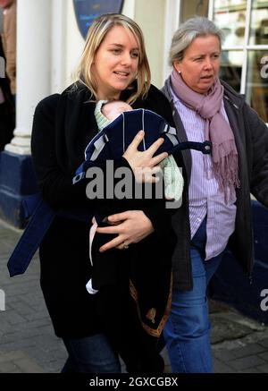 Laura Lopes und ihre kleine Tochter nehmen an der Eröffnung des neuen Highgrove-Ladens in Tetbury durch Prinz Charles, den Prinzen von Wales und Camilla, die Herzogin von Cornwall, Teil. Alle Gewinne aus dem Laden werden in die Prince's Charities Foundation geleitet. Stockfoto