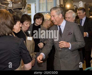 Prinz Charles, Prinz von Wales, trifft die Mitarbeiter, als er den neuen Highgrove Shop in Tetbury eröffnet. Stockfoto