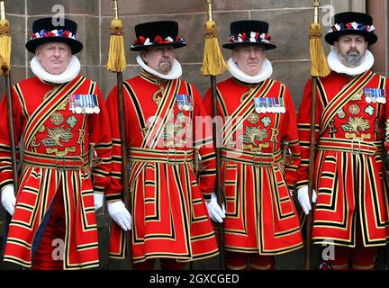 Yeomen der Garde nehmen am Gründungdienst in der St. Patrick's Cathedral in Armagh City, Nordirland, Teil. Stockfoto