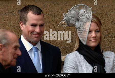 Peter Phillips, Verlobter Autumn Kelly und Prinz Philip, Herzog von Edinburgh, verlassen die St. George's Chapel im Schloss Windsor nach dem Osterfeiertag. Stockfoto