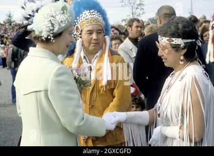 Königin Elizabeth II. Besucht das Six Nations Indian Reserve in Brantford, Ontario, während ihrer Königlichen Tour durch Kanada in Begleitung des Königlichen Herzogs von Edinburgh im September 1984. Stockfoto