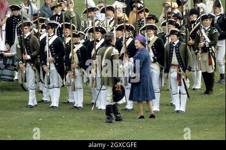 Königin Elizabeth II. Und Königliche Hoheit Duke of Edinburgh werden im September 1984 während ihrer Königlichen Kanada-Rundfahrt in Fort Wellington, Prescott, Ontario, begrüßt. Fort Wellington ist eine historische militärische Festung, die 1812 während des Krieges erbaut wurde. Stockfoto