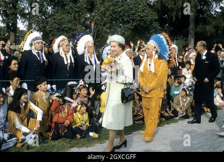 Königin Elizabeth II. Besucht das Six Nations Indian Reserve in Brantford, Ontario, während ihrer Königlichen Tour durch Kanada in Begleitung des Königlichen Herzogs von Edinburgh im September 1984. Stockfoto