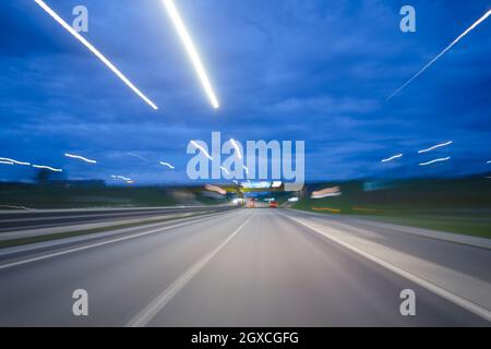 Nachtfahrt auf der Autobahn, Bewegungsunschärfe Stockfoto