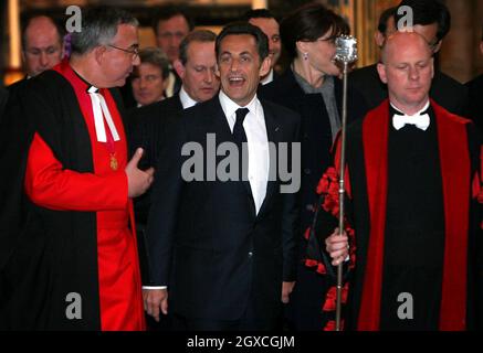 Der französische Präsident Nicolas Sarkozy besucht die Westminster Abbey in London, wo er am ersten Tag ihres Staatsbesuchs im Vereinigten Königreich einen Kranz auf das Grab des unbekannten Soldaten legte. Stockfoto