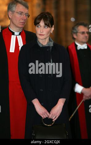 Carla Bruni-Sarkozy besucht Westminster Abbey in London, wo ihr Mann, Präsident Nicolas Sarkozy, am ersten Tag ihres Staatsbesuchs in Großbritannien einen Kranz auf das Grab des unbekannten Soldaten legte. Stockfoto